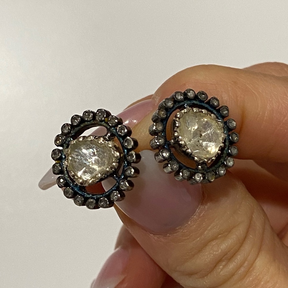 Earrings with precious stones